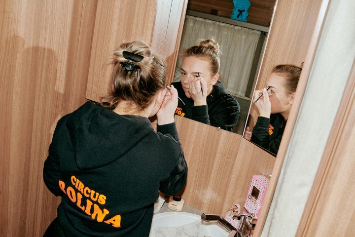 Liana schminkt sich vor einem Spiegel Liana schminkt sich vor einem Spiegel