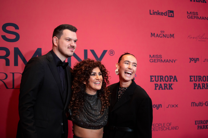 Miss Germany Geschäftsführer Max Klemmer, Miss Germany 2024 Apameh Schönauer, Unternehmenssprecherin von Miss Germany Jil Andert Miss Germany Geschäftsführer Max Klemmer, Miss Germany 2024 Apameh Schönauer, Unternehmenssprecherin von Miss Germany Jil Andert