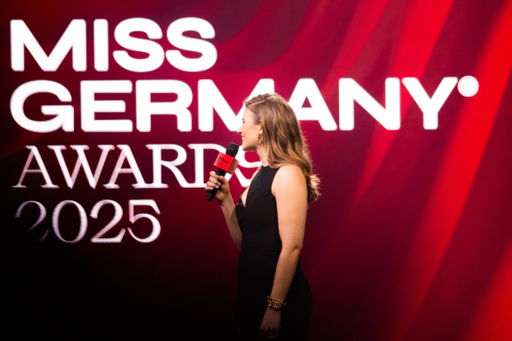 Jil Berning bei ihrem zweiten Pitch in der finalen Runde auf der Bühne