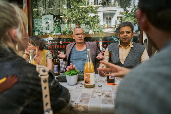 Gäste sitzen vor dem Späti und trinken