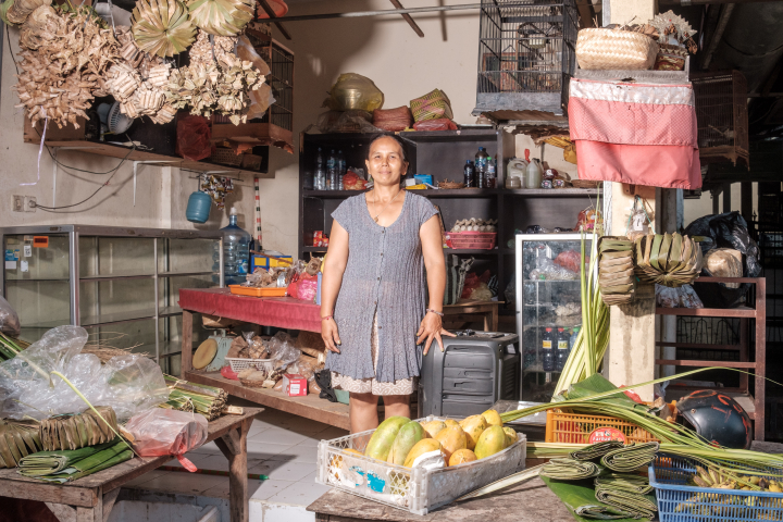 Frau Ketut Ni Rumasning vor ihrem Marktstand