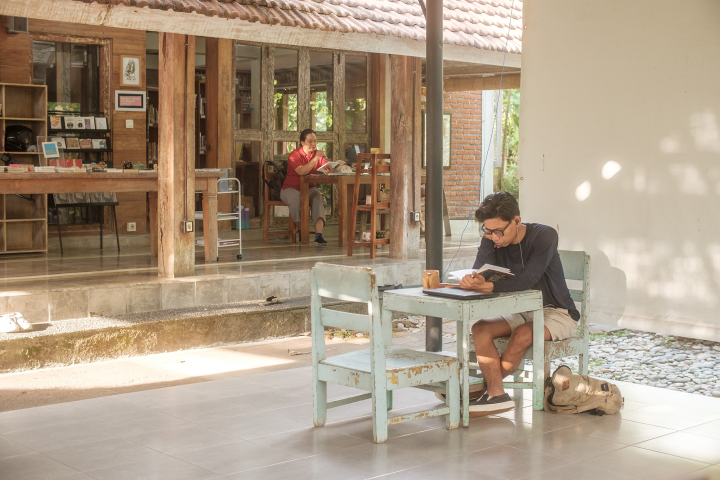 Zwei Menschen lesen in der Taman Baca Kesima Bibliothek