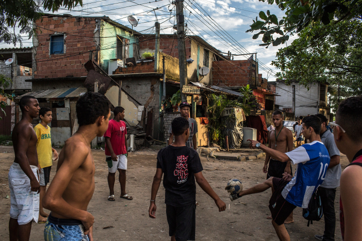 Straßenfußball in eine Favela in Rio de Janeiro, die für die Olympischen Spiele abgerissen worden ist Straßenfußball in eine Favela in Rio de Janeiro, die für die Olympischen Spiele abgerissen worden ist