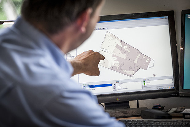 Landwirt am Computer Landwirt am Computer