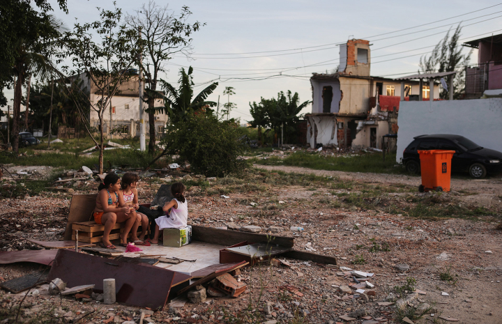 Kinder spielen in einer Favela in Rio de Janeiro zwischen abgerissenen Häusern – die Favela muss für die Olympischen Spiele weichen Kinder spielen in einer Favela in Rio de Janeiro zwischen abgerissenen Häusern – die Favela muss für die Olympischen Spiele weichen