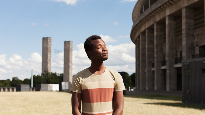 Agomo Atambire aus Ghana vor dem Berliner Olympiastadion Afrikanischer Mann vor dem Berliner Olympiastadion