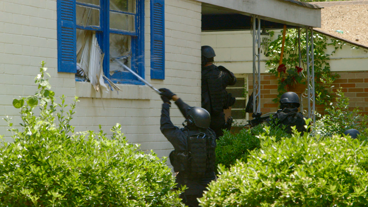 Szene aus dem Dokumentarfilm „Do not Resist“: eine Hausdurchsuchung im Richland County in South Carolina Szene aus dem Dokumentarfilm „Do not Resist“: eine Hausdurchsuchung im Richland County in South Carolina