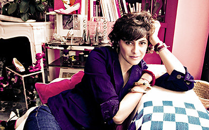 Inès de la Fressange im Büro des Modeschöpfers Roger Vivier in Paris Inès de la Fressange im Büro des Modeschöpfers Roger Vivier in Paris