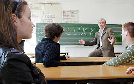 Der Schulleiter und Lehrer des Unterrichtsfaches "Glück", Ernst Fritz- Schubert, spricht über das Schulfach "Glück" in der Willy-Hellpach-Schule in Heidelberg Der Schulleiter und Lehrer des Unterrichtsfaches "Glück", Ernst Fritz- Schubert, spricht über das Schulfach "Glück" in der Willy-Hellpach-Schule in Heidelberg