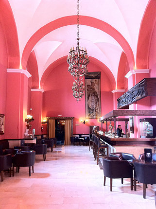 Hotelbar im ehemaligen Kloster San Marcos Hotelbar im ehemaligen Kloster San Marcos