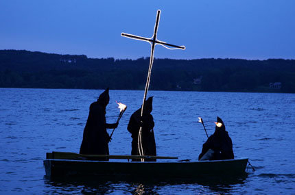 Zurückrudern in die bayrische Unabhängigkeit: die Guglmänner an der Todesstelle König Ludwigs im Starnberger See Zurückrudern in die bayrische Unabhängigkeit: die Guglmänner an der Todesstelle König Ludwigs im Starnberger See