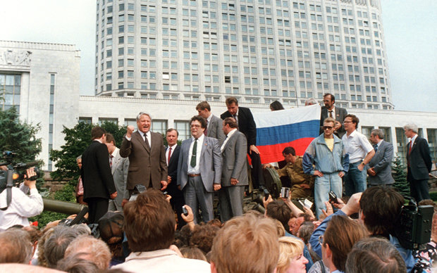Eine Schlüsselszene: Der Präsident der Teilrepublik Russland, Boris Jelzin, solidarisiert sich vor seinem Amtssitz mit Demonstranten, die gegen den Putsch protestieren Eine Schlüsselszene: Der Präsident der Teilrepublik Russland, Boris Jelzin, solidarisiert sich vor seinem Amtssitz mit Demonstranten, die gegen den Putsch protestieren
