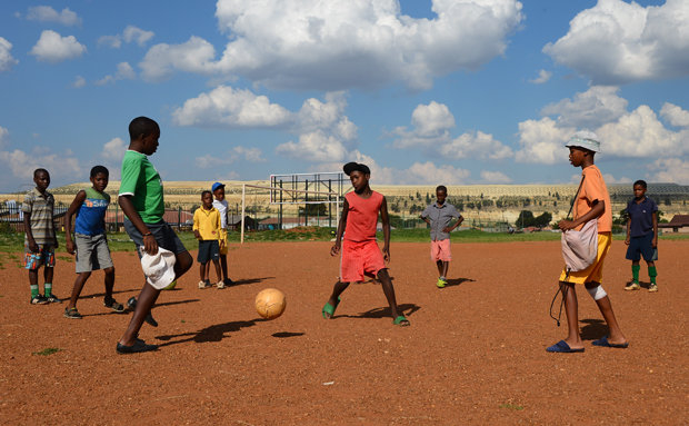 Fußballbegeisterung hat Südafrika längst erfasst. Der versprochene Wirtschaftsaufschwung aufgrund der WM ist bei der Bevölkerung nie angekommen Fußballbegeisterung hat Südafrika längst erfasst. Der versprochene Wirtschaftsaufschwung aufgrund der WM ist bei der Bevölkerung nie angekommen