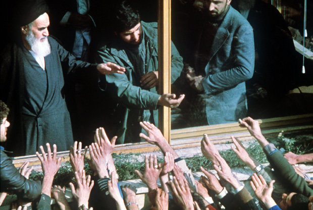 Dem iranischen Revolutionsführer Ayatollah Ruhollah Khomeini wird am 1. Februar 1979 in Teheran nach seiner Rückkehr aus 15jährigem Exil in Frankreich von seinen Anhängern ein triumphaler Empfang bereitet Dem iranischen Revolutionsführer Ayatollah Ruhollah Khomeini wird am 1. Februar 1979 in Teheran nach seiner Rückkehr aus 15jährigem Exil in Frankreich von seinen Anhängern ein triumphaler Empfang bereitet