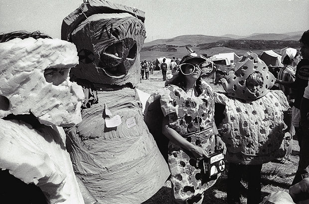 Demonstranten, verkleidet als atomverseuchtes Essen: Schon vor über 25 Jahren wurde gegen das AKW protestiert Demonstranten, verkleidet als atomverseuchtes Essen: Schon vor über 25 Jahren wurde gegen das AKW protestiert