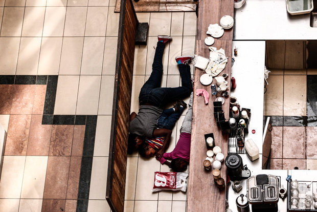 Terror in Kenias Hauptstadt Nairobi: Eine Familie sucht in der Westgate-Shopping-Mall hinter einem Verkaufstresen Schutz Terror in Kenias Hauptstadt Nairobi: Eine Familie sucht in der Westgate-Shopping-Mall hinter einem Verkaufstresen Schutz