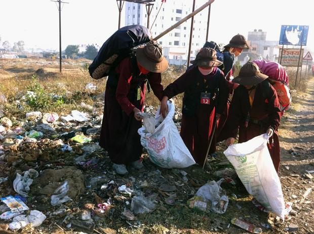 Die Buddhisten haben zwar viel Respekt vor der Natur, aber ihnen fehlen wissenschaftliche Erkenntnisse über Umweltschutz – sagt der Gyalwang Drupka Die Buddhisten haben zwar viel Respekt vor der Natur, aber ihnen fehlen wissenschaftliche Erkenntnisse über Umweltschutz – sagt der Gyalwang Drupka