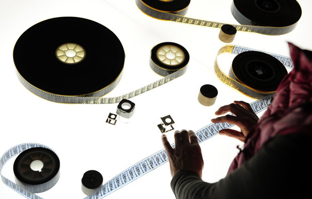 Traditionelle Archivarbeit: Ein Mitarbeiter des deutschen Filminstituts sichtet Material aus der Zeit des 1. Weltkriegs Traditionelle Archivarbeit: Ein Mitarbeiter des deutschen Filminstituts sichtet Material aus der Zeit des 1. Weltkriegs