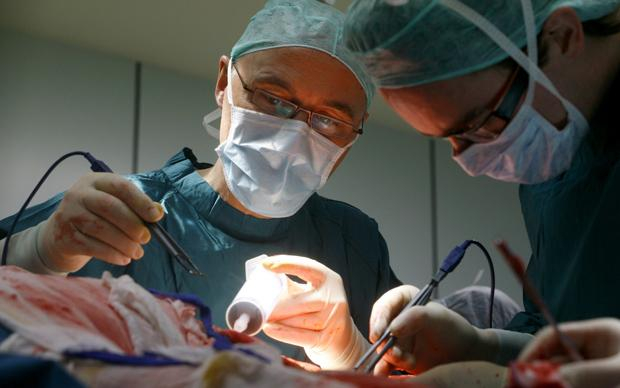 Es ist nicht der Grund für ihren Namen. Aber wenn in der Plastischen Chirurgie operiert wird, ist oft Plastik im Spiel Es ist nicht der Grund für ihren Namen. Aber wenn in der Plastischen Chirurgie operiert wird, ist oft Plastik im Spiel