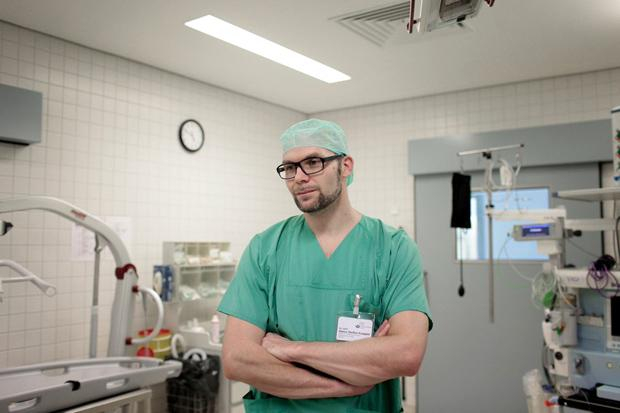 Als er in der Vorlesung hörte, dass sich aus Zehen Hände wiederherstellen lassen, wusste Simon Kuepper, dass er plastischer Chirurg werden will Als er in der Vorlesung hörte, dass sich aus Zehen Hände wiederherstellen lassen, wusste Simon Kuepper, dass er plastischer Chirurg werden will