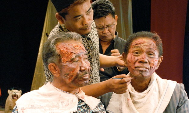 Neue Zugänge: In „The Act of Killing“ arbeitet Regisseur Joshua Oppenheimer die Massaker in Indonesien in den 60er-Jahren auf, indem er sie von den früheren Mördern nachspielen lässt. Das Ergebnis ist aufklärerisch – und verstörend Neue Zugänge: In „The Act of Killing“ arbeitet Regisseur Joshua Oppenheimer die Massaker in Indonesien in den 60er-Jahren auf, indem er sie von den früheren Mördern nachspielen lässt. Das Ergebnis ist aufklärerisch – und verstörend