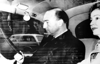 Wegen Christine Keeler (rechts) musste er am Ende seinen Hut nehmen: Heeresminister John Profumo Wegen Christine Keeler (rechts) musste er am Ende seinen Hut nehmen: Heeresminister John Profumo