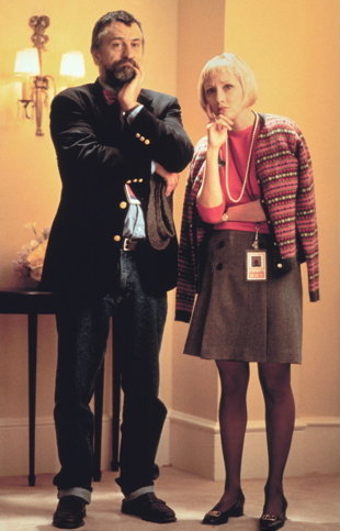 Er löst Probleme: Conrad Brean an der Seite von Präsidentberaterin Winifred Ames (Anne Heche) Er löst Probleme: Conrad Brean an der Seite von Präsidentberaterin Winifred Ames (Anne Heche)