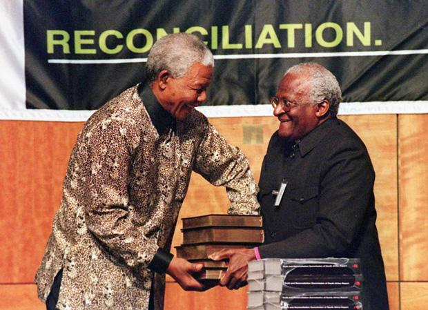 Am 29. Oktober 1998 übergibt der Vorsitzende der Wahrheitskommission Erzbischof Desmond Tutu dem südafrikanischen Präsidenten Nelson Mandela den fünfbändigen Abschlussbericht Am 29. Oktober 1998 übergibt der Vorsitzende der Wahrheitskommission Erzbischof Desmond Tutu dem südafrikanischen Präsidenten Nelson Mandela den fünfbändigen Abschlussbericht