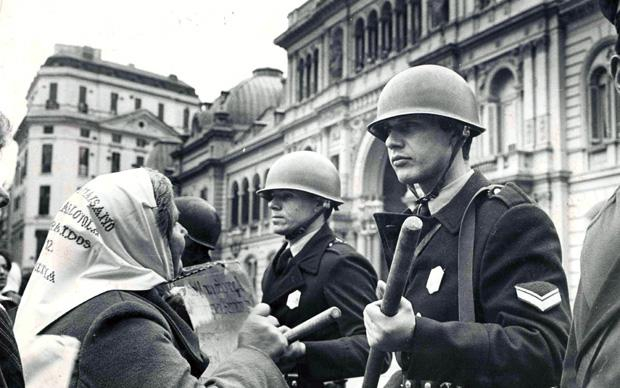 Schon während der argentinischen Militärdiktatur, als massenhaft Regimegegner verschleppt und ermordet wurden, brachte das deren Mütter auf die Barrikaden. Viele von ihnen demonstrieren noch heute regelmäßig, weil das Militär immer noch nichts über den Ve Schon während der argentinischen Militärdiktatur, als massenhaft Regimegegner verschleppt und ermordet wurden, brachte das deren Mütter auf die Barrikaden. Viele von ihnen demonstrieren noch heute regelmäßig, weil das Militär immer noch nichts über den Ve