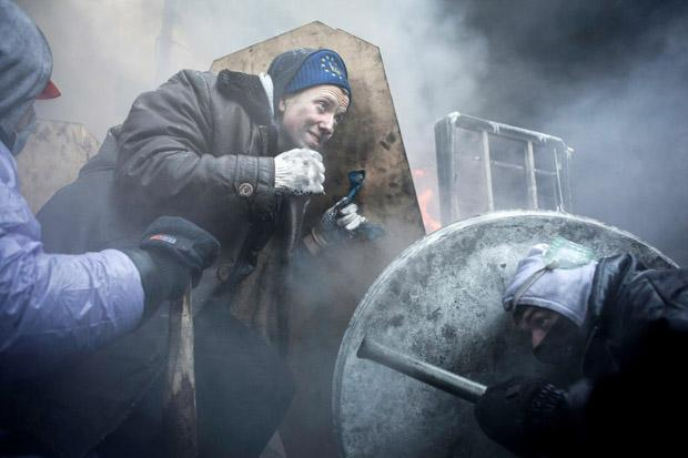 Auf dem Maidan in Kiew schützen sich Demonstranten mit selbst gebastelten Schildern gegen das hochgerüstete Militär Auf dem Maidan in Kiew schützen sich Demonstranten mit selbst gebastelten Schildern gegen das hochgerüstete Militär