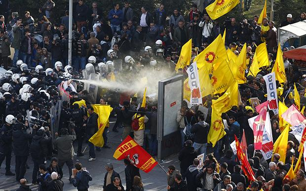 In aller Schärfe: Im November 2013 ging die Polizei mit Pfefferspray gegen eine Demonstration der türkischen Lehrergewerkschaft auf dem Kizilay-Platz in der Hauptstadt Ankara vor In aller Schärfe: Im November 2013 ging die Polizei mit Pfefferspray gegen eine Demonstration der türkischen Lehrergewerkschaft auf dem Kizilay-Platz in der Hauptstadt Ankara vor