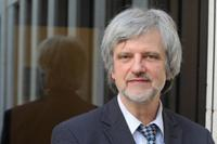 Professor Ortwin Renn ist Soziologe, Volkswirt und Nachhaltigkeitswissenschaftler. Professor Ortwin Renn ist Soziologe, Volkswirt und Nachhaltigkeitswissenschaftler.