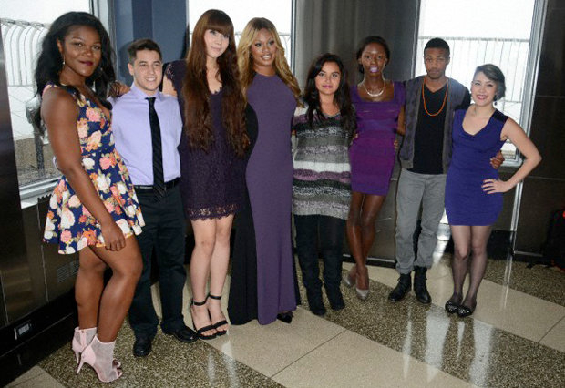 Wie viele Männer seht ihr hier? Und welche Rolle spielt das? Gruppenfoto mit Avery (3. v. links), Daniella (3. v. rechts), Kye (2. v. rechts), der Schauspielerin Laverne Cox (4. v. links) und weiteren Protagonist*innen aus „The T Word“ Wie viele Männer seht ihr hier? Und welche Rolle spielt das? Gruppenfoto mit Avery (3. v. links), Daniella (3. v. rechts), Kye (2. v. rechts), der Schauspielerin Laverne Cox (4. v. links) und weiteren Protagonist*innen aus „The T Word“