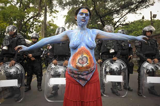 Auf den Straßen der Hauptstadt San Salvador demonstriert die Aktivistin einer Frauenorganisation dafür, Schwangerschaftsabbruch endlich zu entkriminalisieren Auf den Straßen der Hauptstadt San Salvador demonstriert die Aktivistin einer Frauenorganisation dafür, Schwangerschaftsabbruch endlich zu entkriminalisieren
