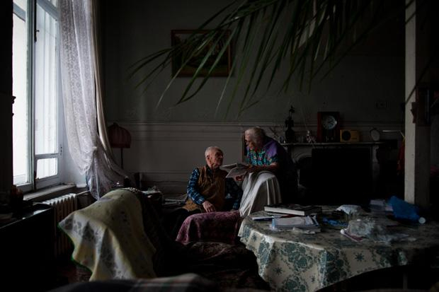 Der Geologe Nikolay ist 90 Jahre alt, seine Frau Antonina 88 Jahre. Zusammen bewohnen sie ihr Zimmer in dieser Kommunalka in St. Petersburg seit 1948 Der Geologe Nikolay ist 90 Jahre alt, seine Frau Antonina 88 Jahre. Zusammen bewohnen sie ihr Zimmer in dieser Kommunalka in St. Petersburg seit 1948