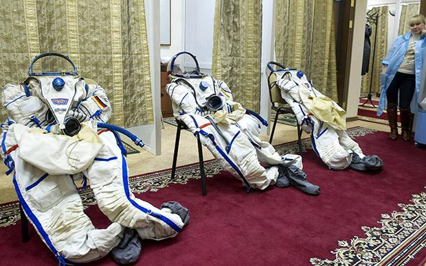 Die Anzüge der Kosmonauten warten schon auf die nächsten (zahlungskräftigen) Besucher Die Anzüge der Kosmonauten warten schon auf die nächsten (zahlungskräftigen) Besucher