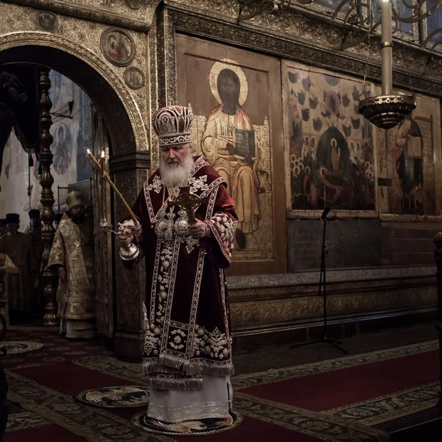 Anders als in der katholischen oder auch protestantischen Kirche sehen auch die Geistlichen aus. Außerdem gibt es in der orthodoxen Kirche Unmengen von Ikonen – Abbildungen von Heiligen Anders als in der katholischen oder auch protestantischen Kirche sehen auch die Geistlichen aus. Außerdem gibt es in der orthodoxen Kirche Unmengen von Ikonen – Abbildungen von Heiligen