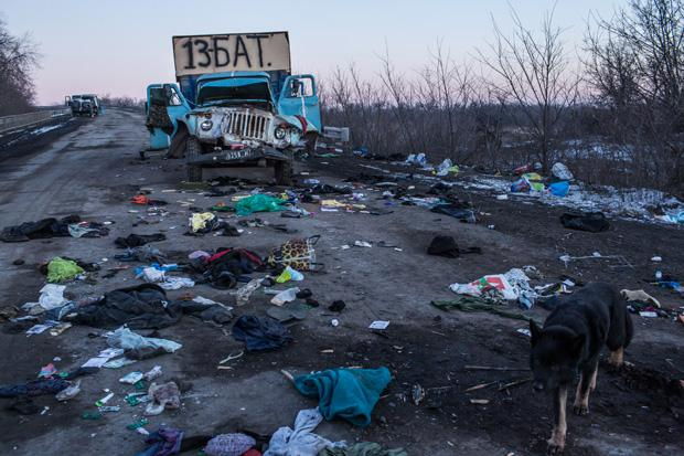 Dort, wo Rebellen gegen die ukrainische Armee kämpften, sieht man die Spuren der Verwüstung - wie hier in der Nähe der Stadt Debalzewo, die von den Separatisten eingenommen wurde Dort, wo Rebellen gegen die ukrainische Armee kämpften, sieht man die Spuren der Verwüstung - wie hier in der Nähe der Stadt Debalzewo, die von den Separatisten eingenommen wurde