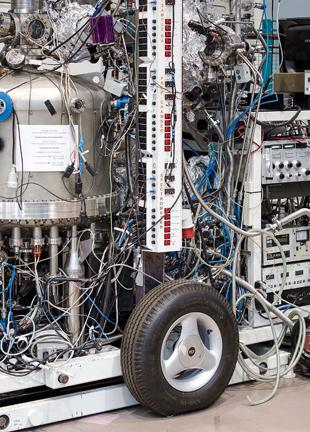 Fährt in der physikalischen Grundlagenforschung einen ganz heißen Reifen: Das Helmholtz-Zentrum für Materialien und Energie in Berlin Fährt in der physikalischen Grundlagenforschung einen ganz heißen Reifen: Das Helmholtz-Zentrum für Materialien und Energie in Berlin