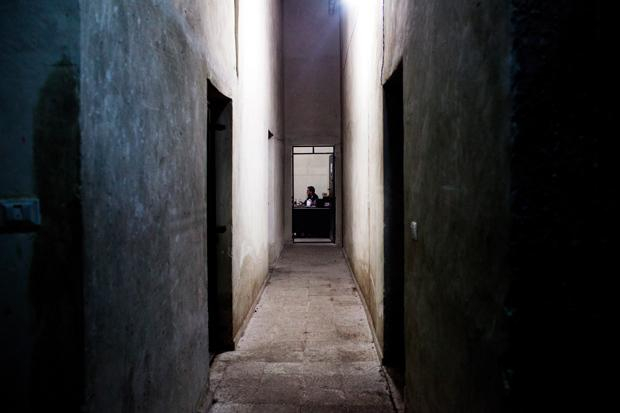 Ein Gefängniswärter im Untergeschoss des Gerichtsgebäudes von Aleppo Ein Gefängniswärter im Untergeschoss des Gerichtsgebäudes von Aleppo