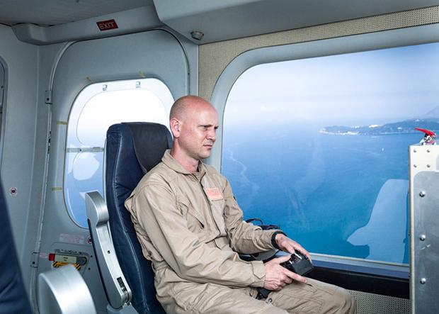 Operator einer Hochleistungsüberwachungskamera in einem Zeppelin – Forschungsprojekt im Rahmen von „Eurosur“ (European External Border Surveillance System) nahe Toulon in Südfrankreich, Juli 2013 Operator einer Hochleistungsüberwachungskamera in einem Zeppelin – Forschungsprojekt im Rahmen von „Eurosur“ (European External Border Surveillance System) nahe Toulon in Südfrankreich, Juli 2013