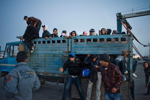 Auf dem Weg zur tunesischen Küste: Für ein Fahruzeug mit 15-20 Flüchtlingen zahlen die Schleuser an Militärstützpunkten etwa 100 Dollar Schmiergeld. Auf dem Weg zur tunesischen Küste: Für ein Fahruzeug mit 15-20 Flüchtlingen zahlen die Schleuser an Militärstützpunkten etwa 100 Dollar Schmiergeld.