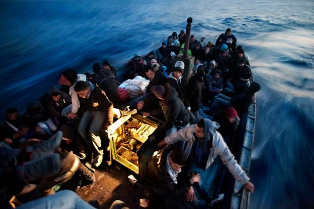 Gefährliche Überfahrt: 2014 kamen 218.000 Flüchtlinge übers Mittelmeer nach Europa. Laut UNO sind 3.500 ertrunken. Mehr als jeder Hundertste. Gefährliche Überfahrt: 2014 kamen 218.000 Flüchtlinge übers Mittelmeer nach Europa. Laut UNO sind 3.500 ertrunken. Mehr als jeder Hundertste.
