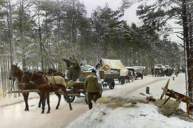 Gegen Ende des Zweiten Weltkriegs hatten viele Deutsche Angst vor der Rache der Roten Armee und zogen in endlosen Trecks gen Westen. Andere wurden vertrieben oder in Lagern interniert Gegen Ende des Zweiten Weltkriegs hatten viele Deutsche Angst vor der Rache der Roten Armee und zogen in endlosen Trecks gen Westen. Andere wurden vertrieben oder in Lagern interniert