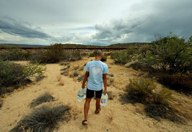 Ein Mitglied der „Border Angels“ ist unterwegs, um Wasserkanister zu deponieren Ein Mitglied der „Border Angels“ ist unterwegs, um Wasserkanister zu deponieren