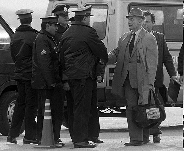 Der frühere SS-Hauptsturmführer Erich Priebke (1913-2013) wird 1995 von Argentinien nach Italien ausgeliefert. 1998 wird er dort wegen eines Massakers von 1944 an 335 Zivilisten zu Lebenslang verurteilt Der frühere SS-Hauptsturmführer Erich Priebke (1913-2013) wird 1995 von Argentinien nach Italien ausgeliefert. 1998 wird er dort wegen eines Massakers von 1944 an 335 Zivilisten zu Lebenslang verurteilt
