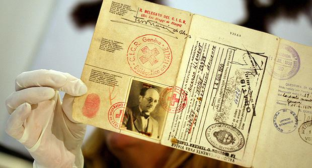 Ein gefälschter Pass von Adolf Eichmann (1906-1962), einem der Hauptorganisatoren des Holocaust, der 1960 vom israelischen Geheimdienst Mossad aus Argentinien entführt und in Israel zum Tode verurteilt und hingerichtet wurde Ein gefälschter Pass von Adolf Eichmann (1906-1962), einem der Hauptorganisatoren des Holocaust, der 1960 vom israelischen Geheimdienst Mossad aus Argentinien entführt und in Israel zum Tode verurteilt und hingerichtet wurde