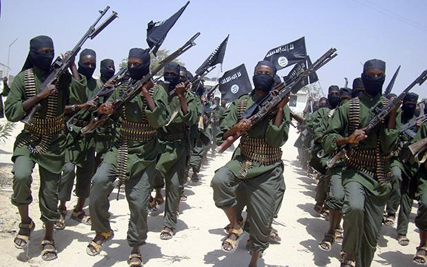 Terrorgruppe: Al-Shabaab-Milizionäre marschieren 2011 in einem Vorort der somalischen Hauptstadt Mogadischu auf. Terrorgruppe: Al-Shabaab-Milizionäre marschieren 2011 in einem Vorort der somalischen Hauptstadt Mogadischu auf.