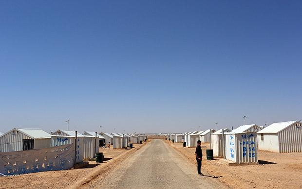Über 20.000 Flüchtlinge wohnen unweit der jordanisch-syrischen in einem Camp aus weißen Wellblechcontainern Über 20.000 Flüchtlinge wohnen unweit der jordanisch-syrischen in einem Camp aus weißen Wellblechcontainern