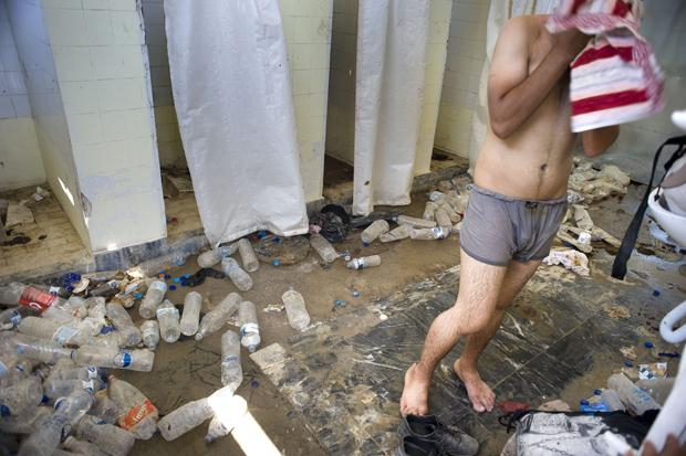 Unhygienische Zustände: Dusche für Flüchtlinge in Mytilini auf der Insel Lesbos, Juli 2015 Unhygienische Zustände: Dusche für Flüchtlinge in Mytilini auf der Insel Lesbos, Juli 2015